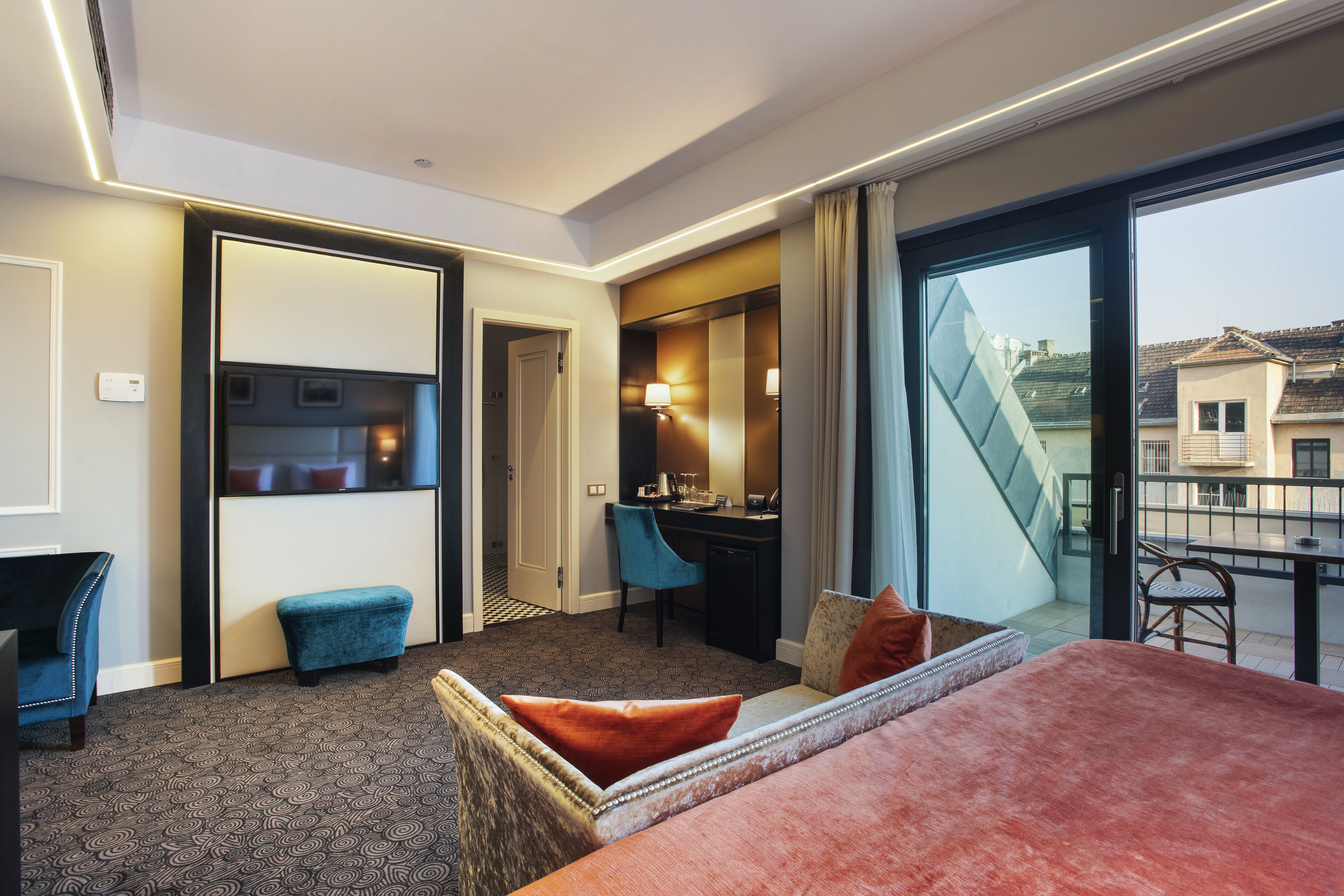superior double room, balcony | minibar, in-room safe, desk, soundproofing