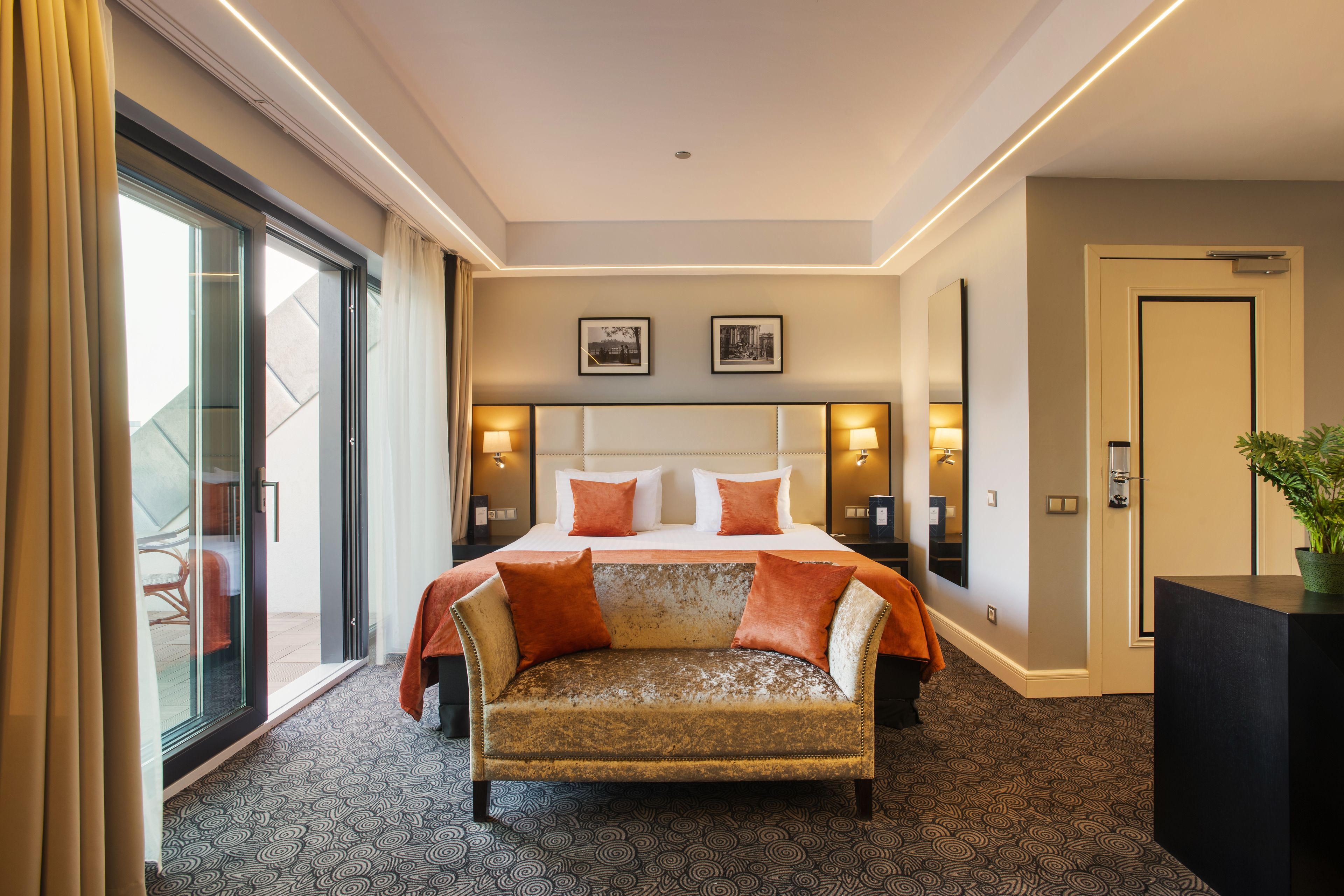 superior double room, balcony | minibar, in-room safe, desk, soundproofing