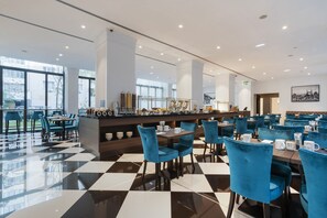 Tägliches Frühstücksbuffet (15 EUR pro Person)