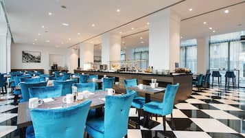 Petit déjeuner buffet (15 EUR par personne)