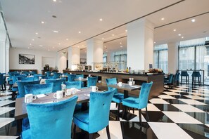 Desayuno buffet diario (EUR 15 por persona)