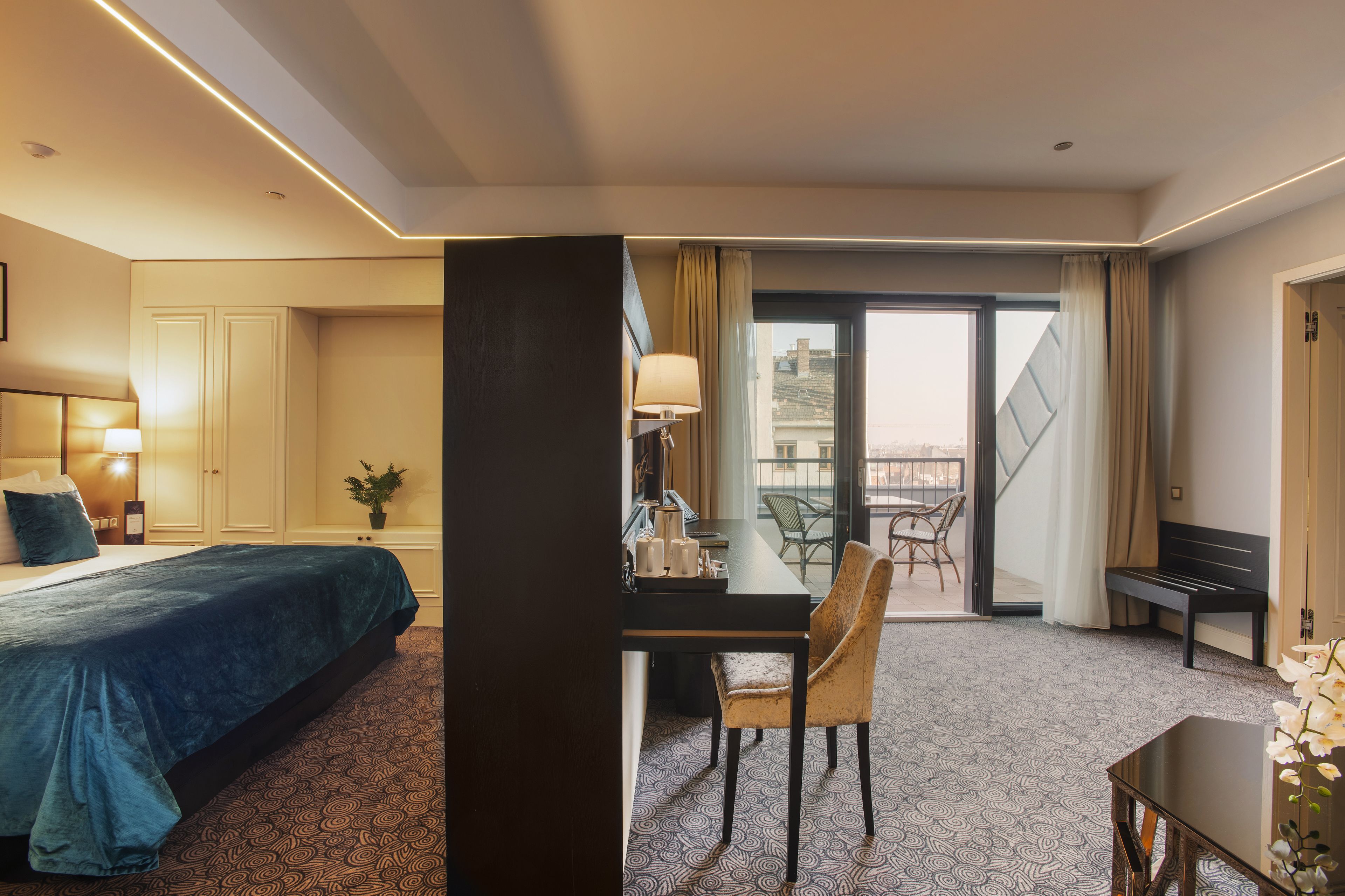 superior double room, balcony | minibar, in-room safe, desk, soundproofing