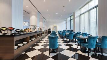 Dagelijks ontbijtbuffet (EUR 15 per persoon)