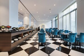 Tägliches Frühstücksbuffet (15 EUR pro Person)