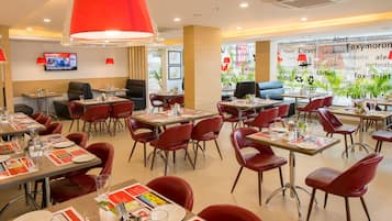 El desayuno cuesta 500 INR por persona