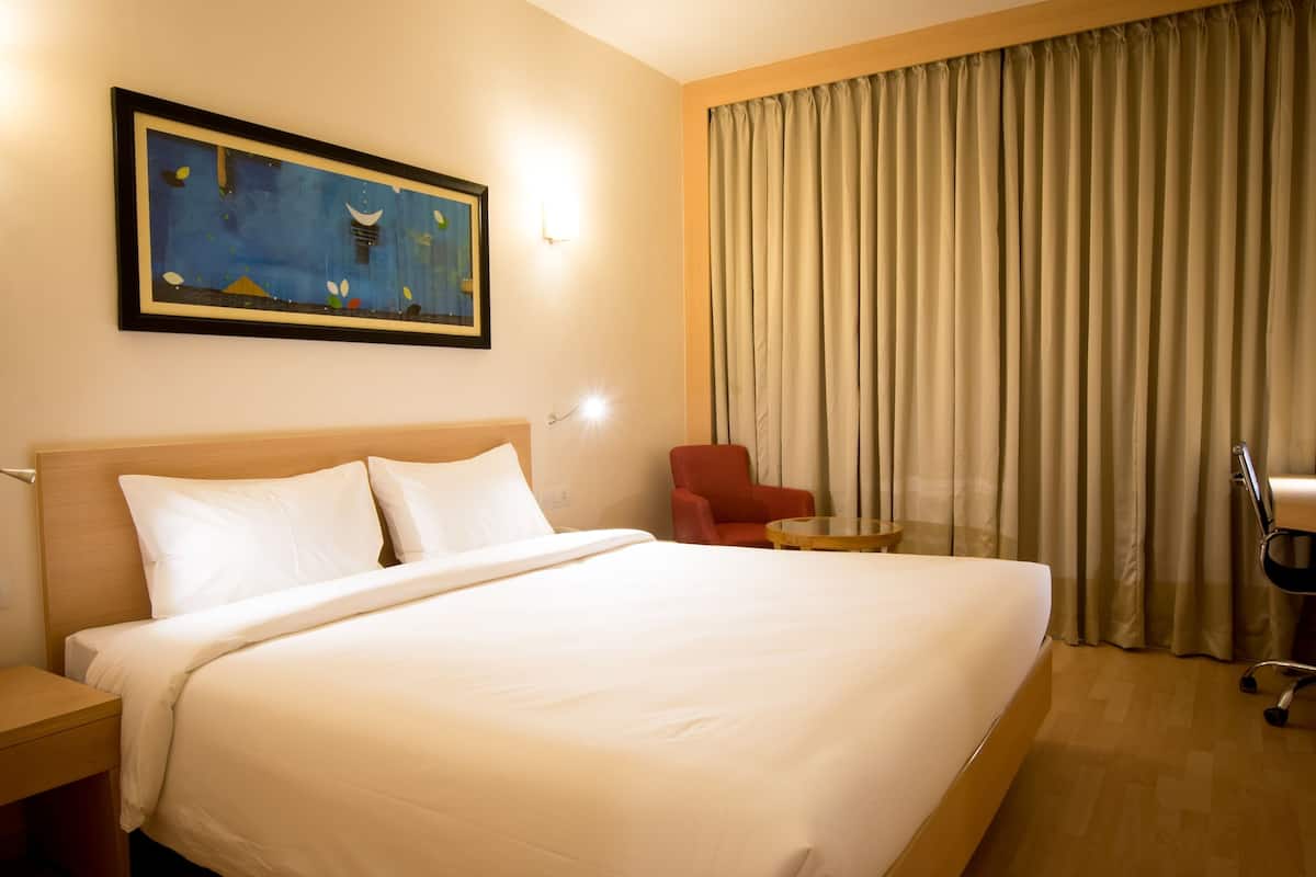 executive suite, 1 king bed, smoking | 1 bedroom, minibar, in-room safe, desk