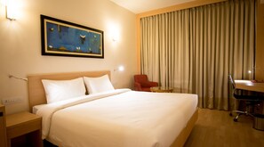 行政套房, 1 張特大雙人床, 吸煙房 | 迷你吧、房內夾萬、書桌、遮光窗簾/窗簾