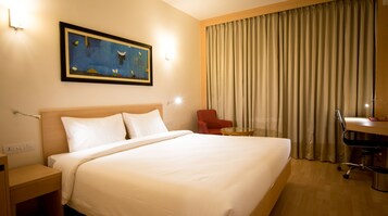 Minibar, caja de seguridad en la habitación y escritorio 