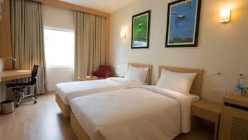 Business Room, 1 Queen Bed, Smoking | 1 bedroom, minibar, in-room safe, desk
