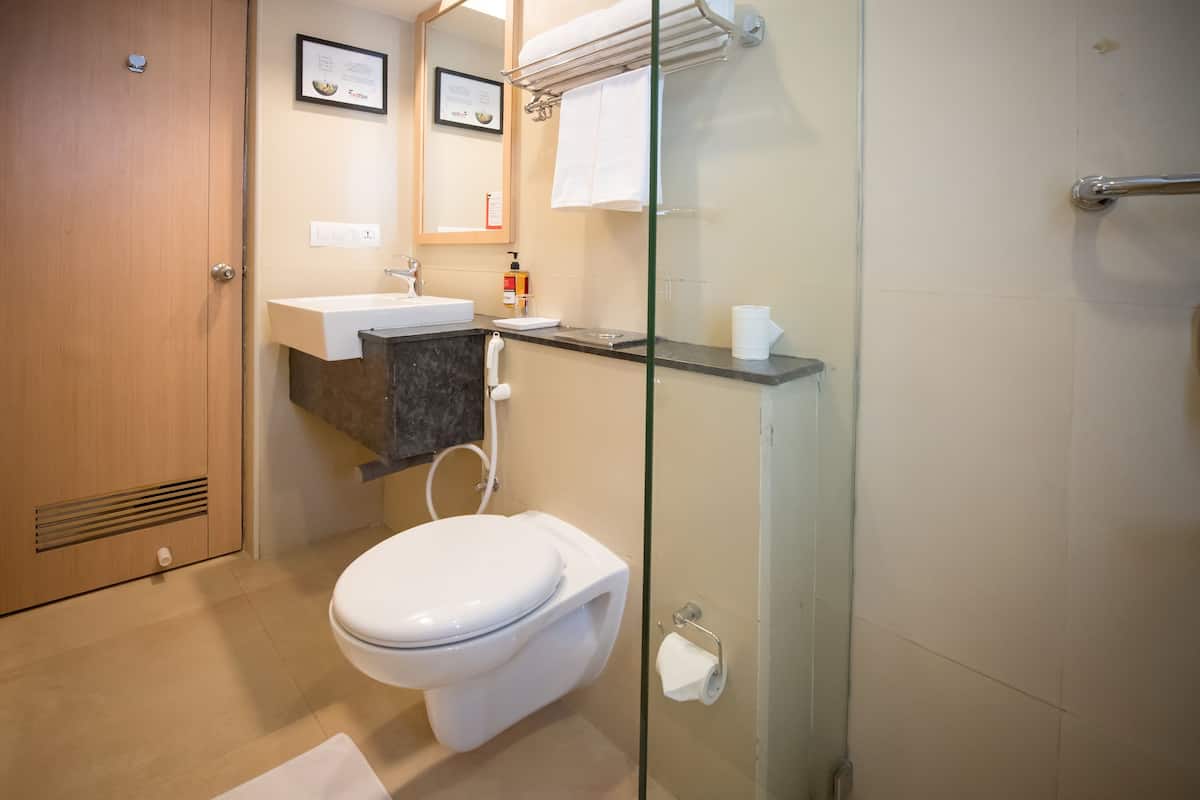 rainfall showerhead, free toiletries, hair dryer, towels