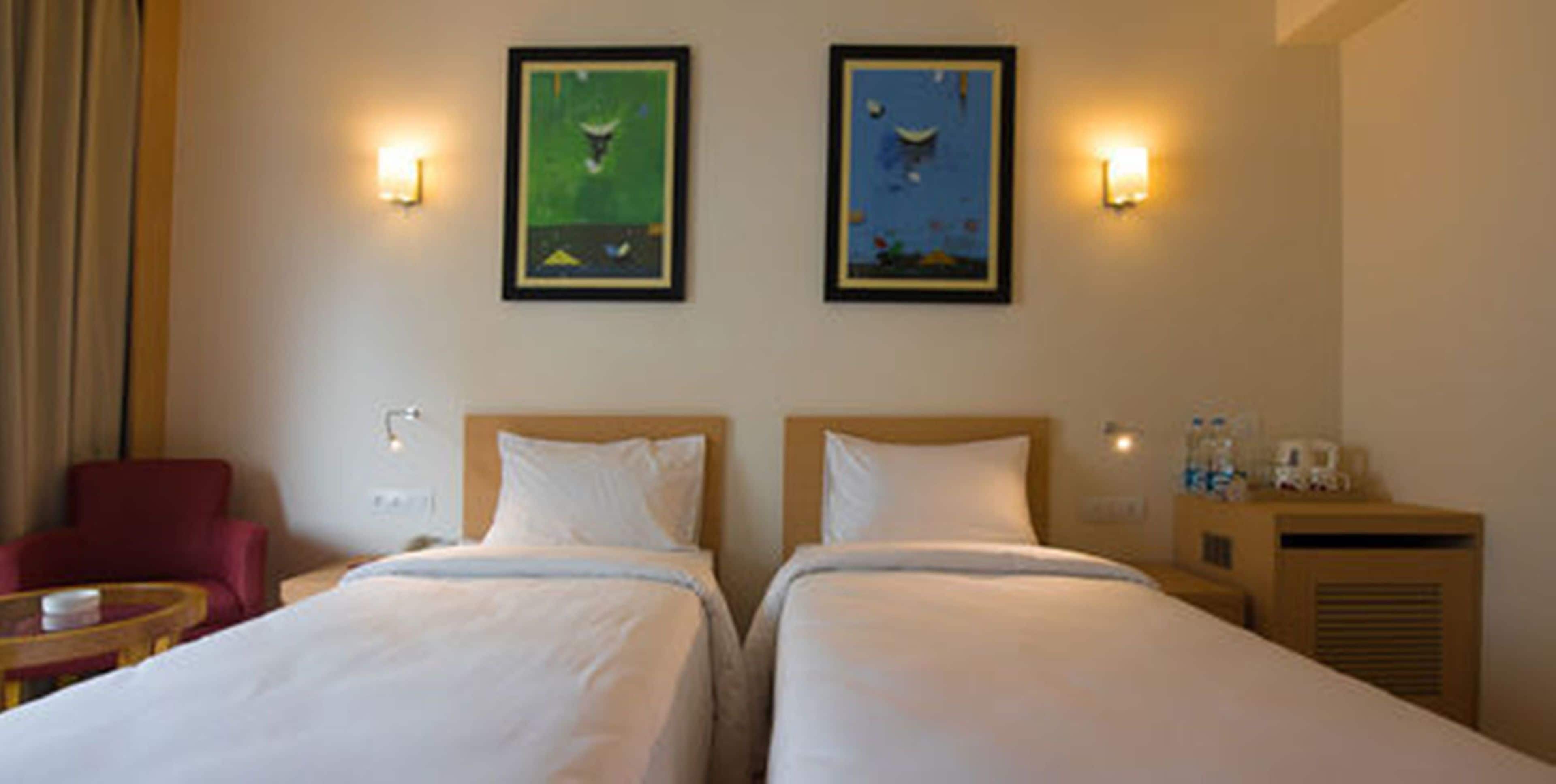 business room, 1 queen bed, smoking | 1 bedroom, minibar, in-room safe, desk