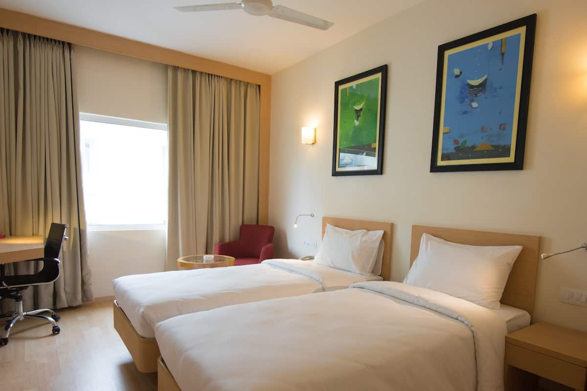 business room, 1 queen bed, smoking | 1 bedroom, minibar, in-room safe, desk