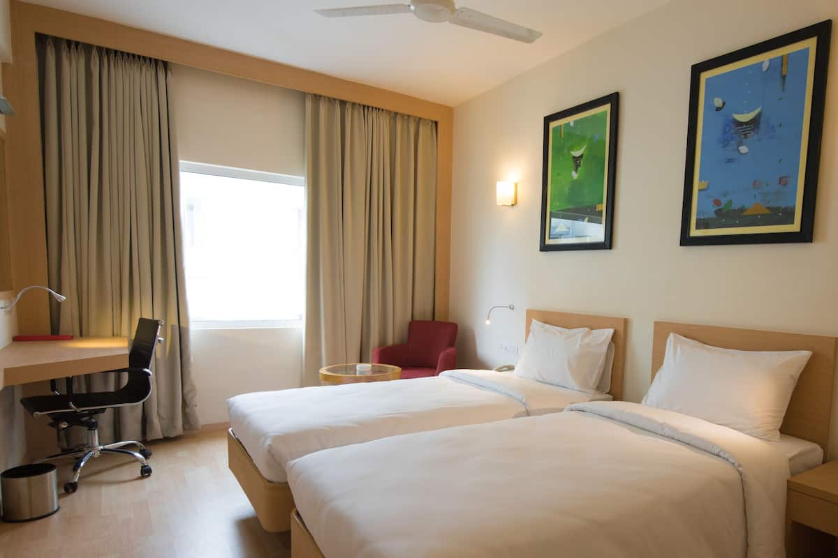 Business Room, 1 Queen Bed, Smoking | 1 bedroom, minibar, in-room safe, desk