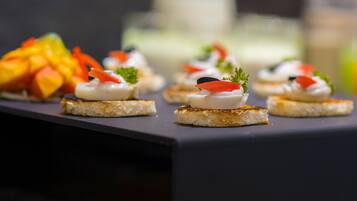 Variedad de aperitivos sobre una tabla de pizarra oscura.