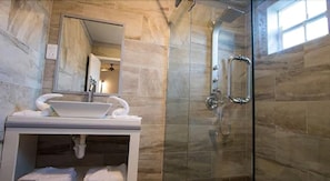 Douche, douche cascade, articles de toilette (gratuits)