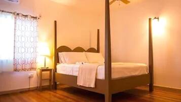 Superior Room, 1 Katil Raja (King), City View | Peti besi dalam bilik, meja, ruang kerja komputer riba