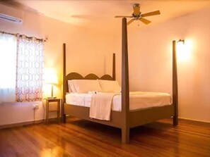 Rom – superior, 1 kingsize-seng, byutsikt | Safe på rommet, skrivebord og skrivebord for bærbar PC