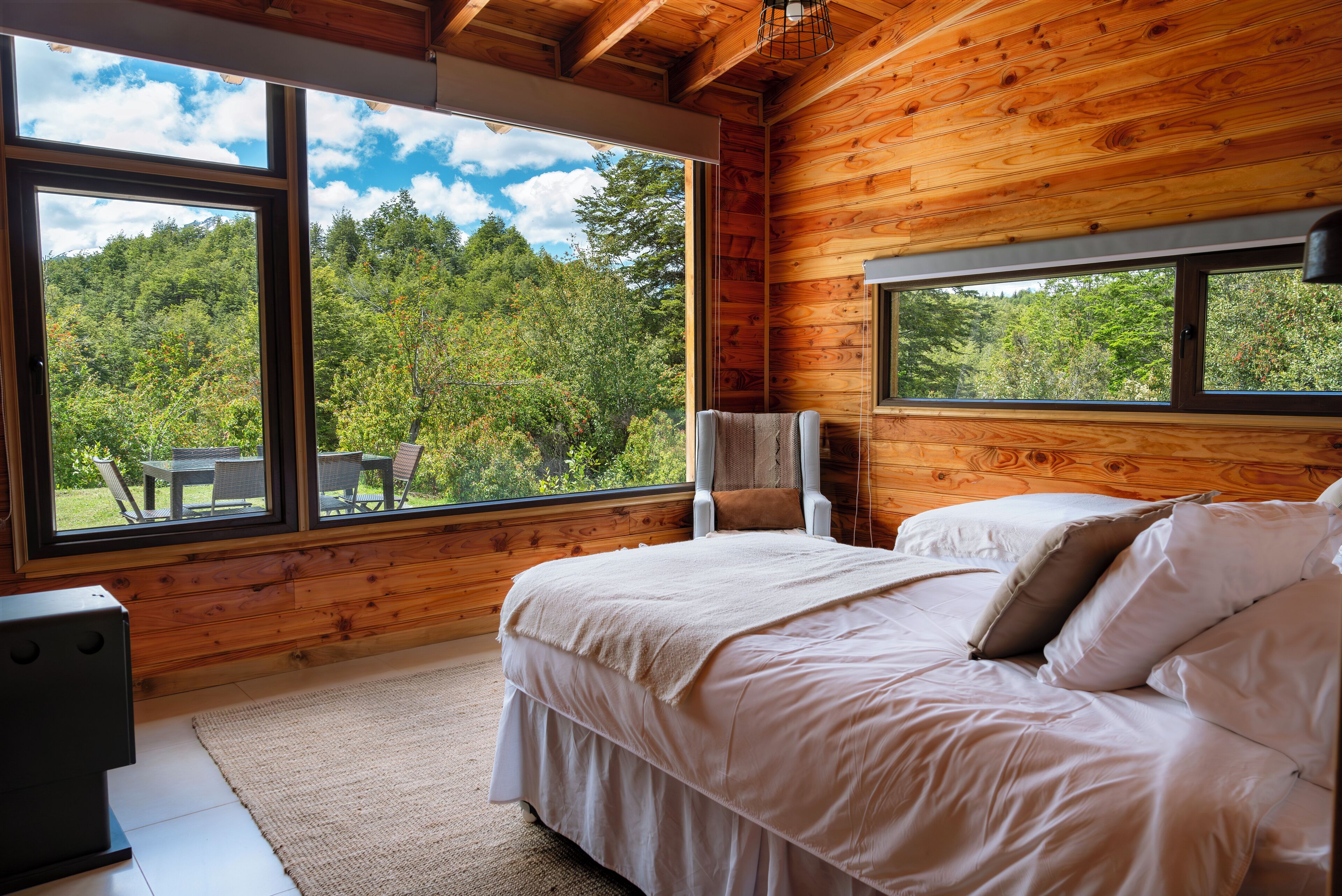 Sengetøy av topp kvalitet, minibar, safe på rommet og skrivebord