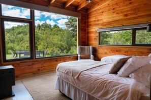 高档床上用品、迷你吧、客房内保险箱、办公桌