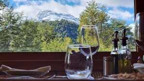 Petit déjeuner, déjeuner et dîner servis sur place