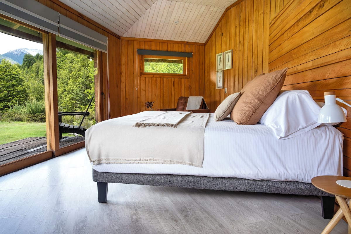 Deluxe dubbelrum - 1 sovrum - privat badrum - intill bergen | Sängtillbehör av högsta kvalitet och minibar