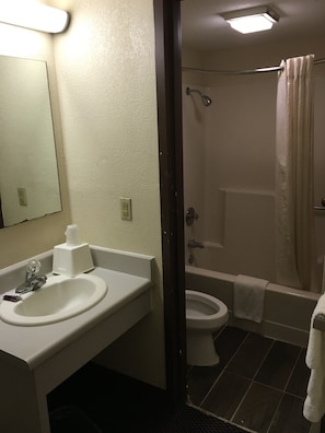 Combined shower/bathtub, free toiletries