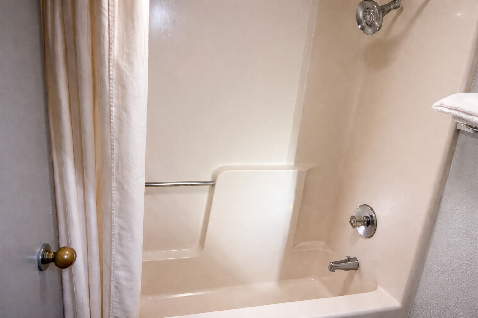 Combined shower/bathtub, free toiletries