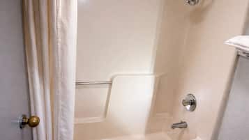 Combined shower/bathtub, free toiletries