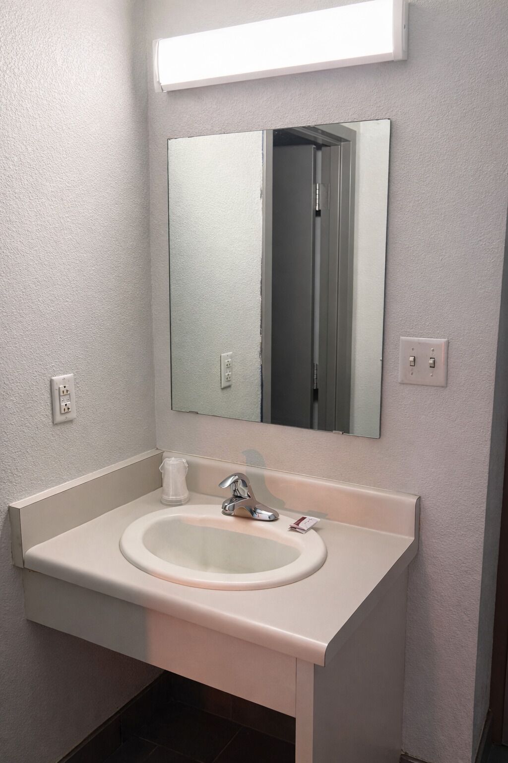 Combined shower/bathtub, free toiletries