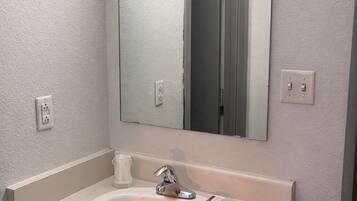 Combined shower/bathtub, free toiletries