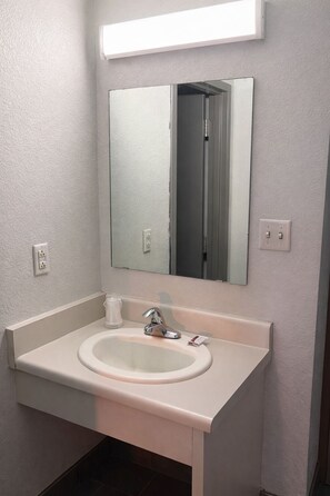 Combined shower/bathtub, free toiletries - Executive Inn Pine Bluff (Pine Bluff)