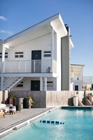 Piscina externa sazonal, guarda-sóis, espreguiçadeiras