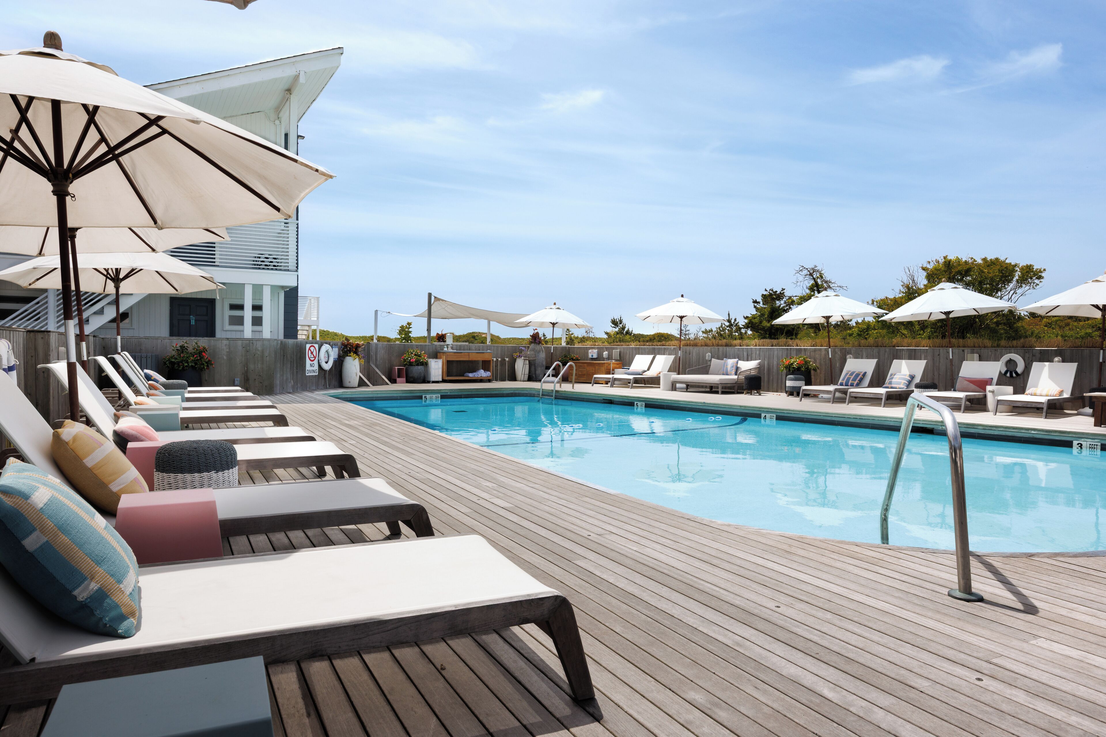 Kolam renang terbuka bermusim, payung kolam, kerusi lepak pantai 