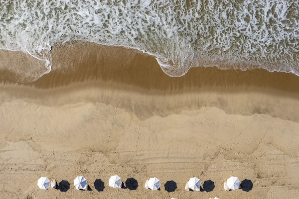 Sulla spiaggia, lettini da mare, teli da spiaggia