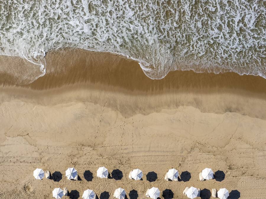 En la playa, sillas reclinables de playa, toallas de playa