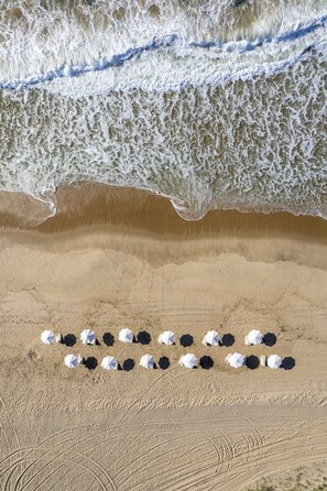 En la playa, sillas reclinables de playa, toallas de playa