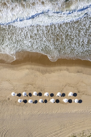 Na praia, espreguiçadeiras, toalhas de praia . Hero Beach Club