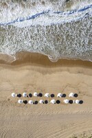 Na praia, espreguiçadeiras, toalhas de praia 