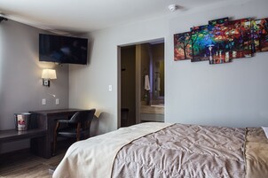 Escritorio, wifi gratis y ropa de cama 