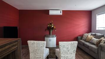 Suite familiar, 1 habitación, cocineta | Sala de estar | Televisión de 42 pulgadas con canales por cable