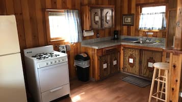 Deluxe Cabin, 1 King Bed, Non Smoking | Private kitchenette | Mini-fridge, microwave, coffee grinder