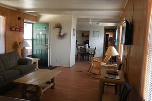 尊贵活动屋 | 起居区 | 32-英寸电视(配备有线频道)