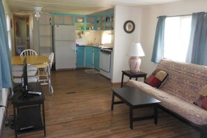 Husvogn – superior | Oppholdsområde | En 32-tommers TV med kabel-kanaler