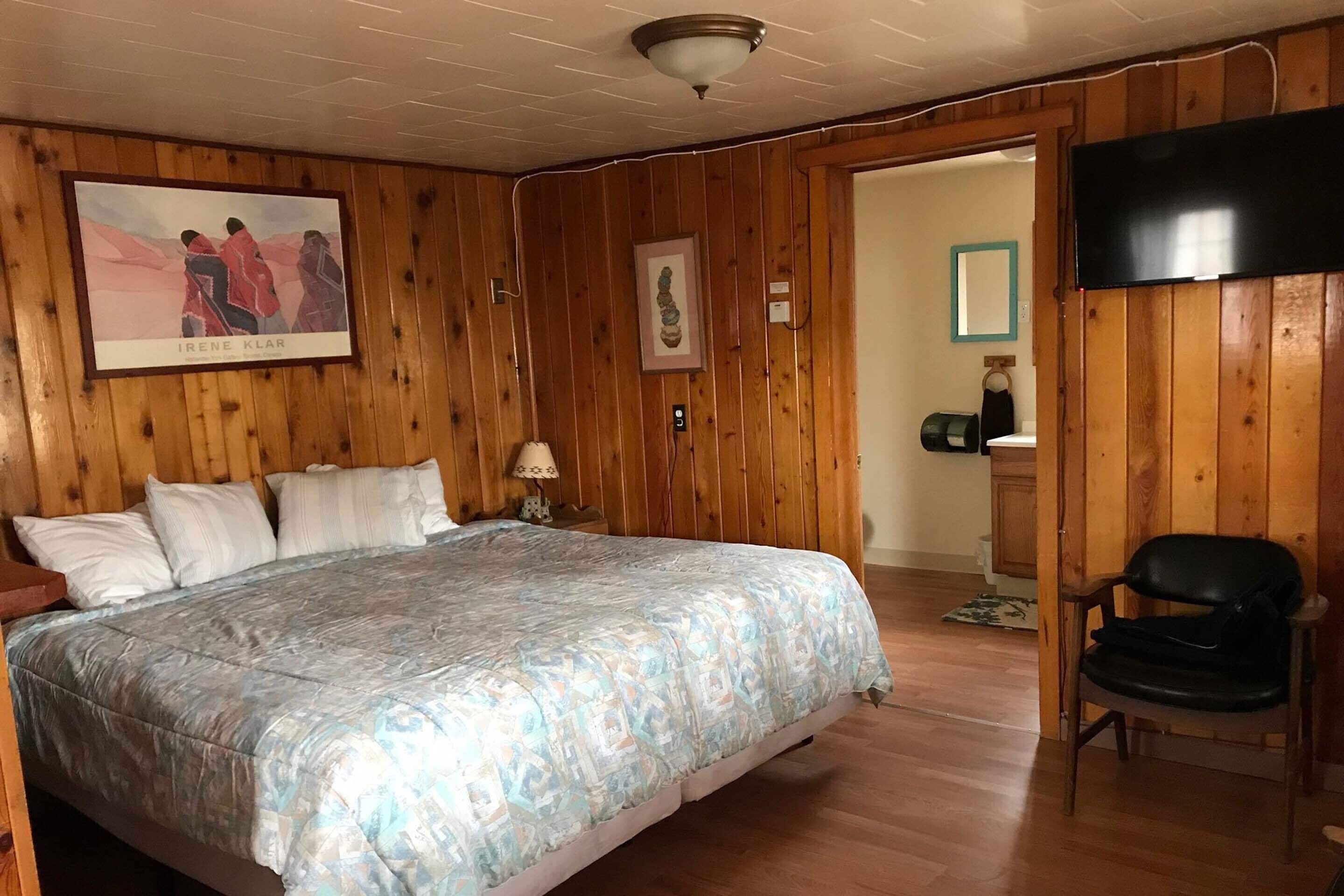 Deluxe King Cabin | Pillowtop beds, WiFi (free), individually furnished, bed sheets