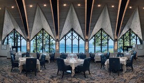 3 restaurants; breakfast, lunch, dinner and brunch served 