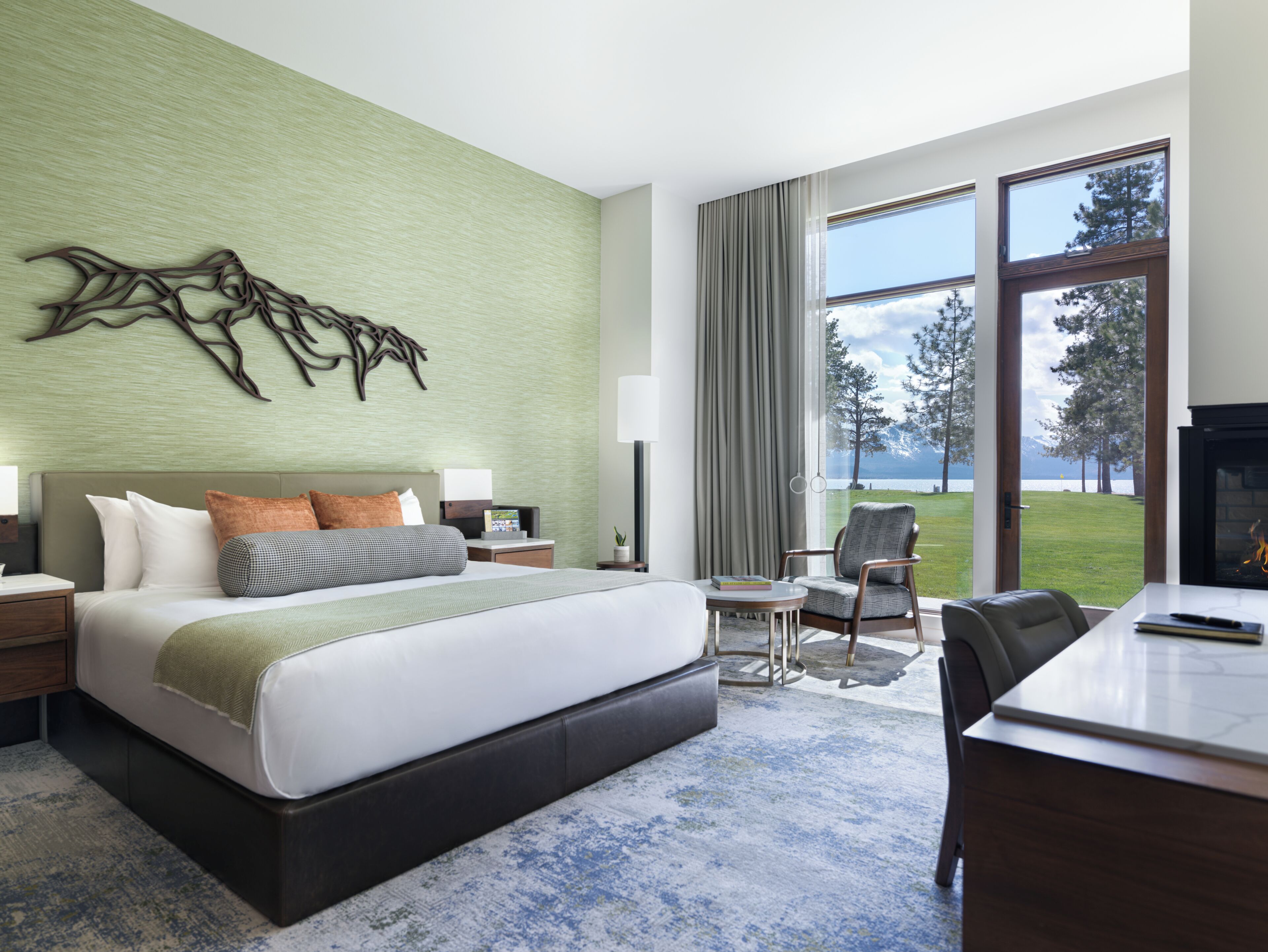 Egyptian cotton sheets, premium bedding, in-room safe, desk