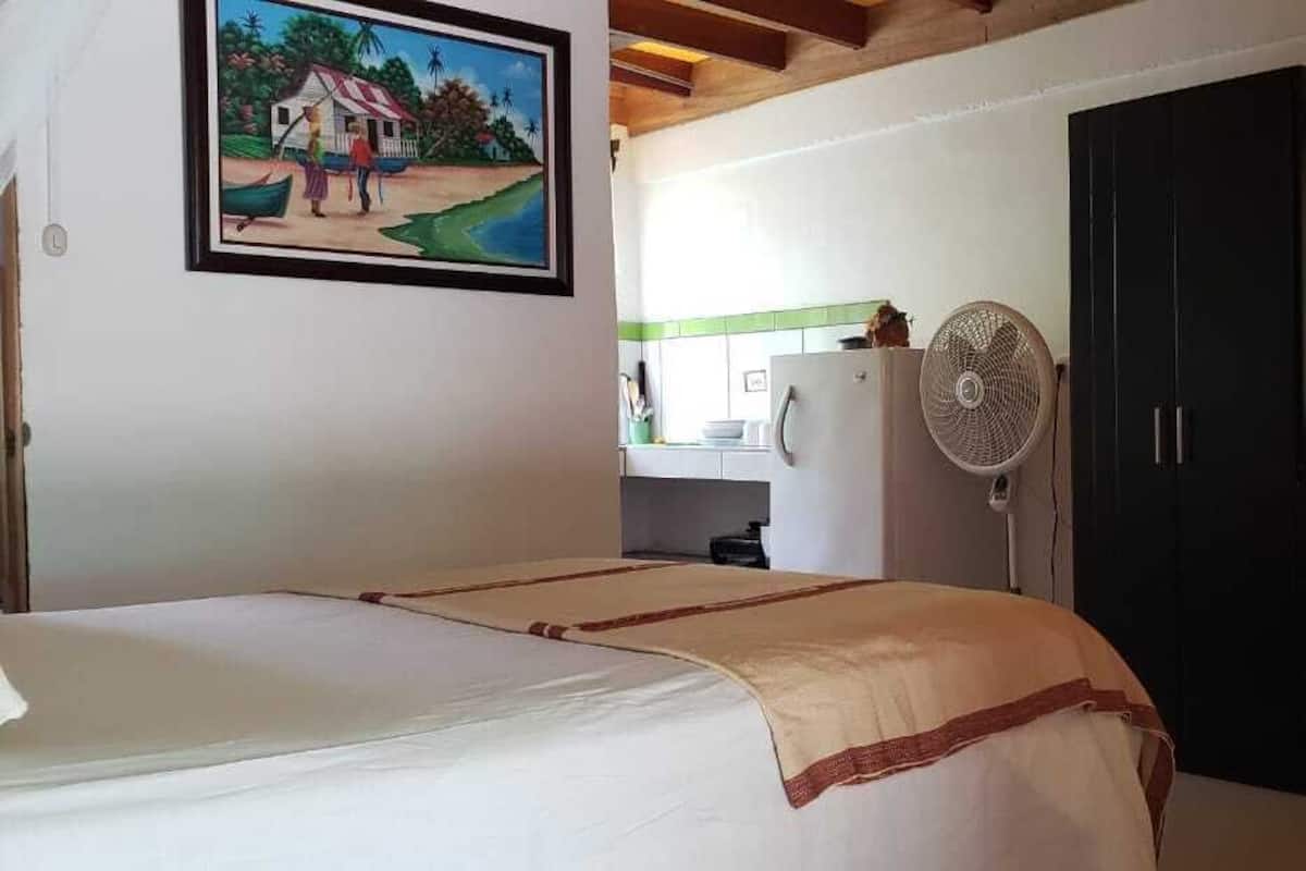 Standard-Ferienhütte, zum Innenhof hin | Zustellbetten, kostenloses WLAN, Bettwäsche