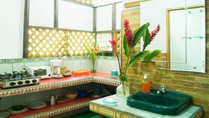 Fridge, microwave, stovetop - Hostal Cecilia (Cahuita)