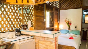 Rollaway beds, free WiFi, bed sheets - Hostal Cecilia (Cahuita)