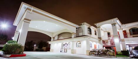 Bagian depan properti - sore/malam